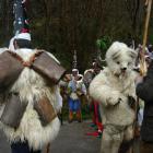 2 personnes en peau d'ours