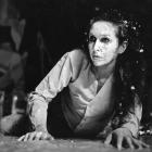 l'artiste en position au sol, le visage blanc