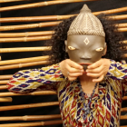 Ludmilla et un masque de sa fabrication