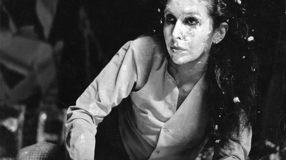 l'artiste en position au sol, le visage blanc