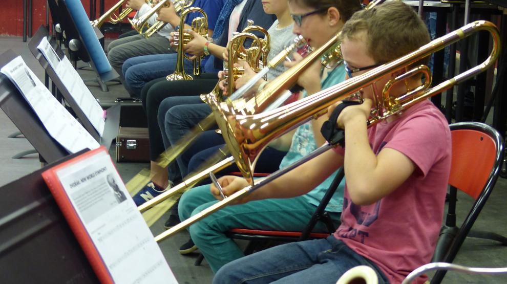 Des musiciens avec des trombones