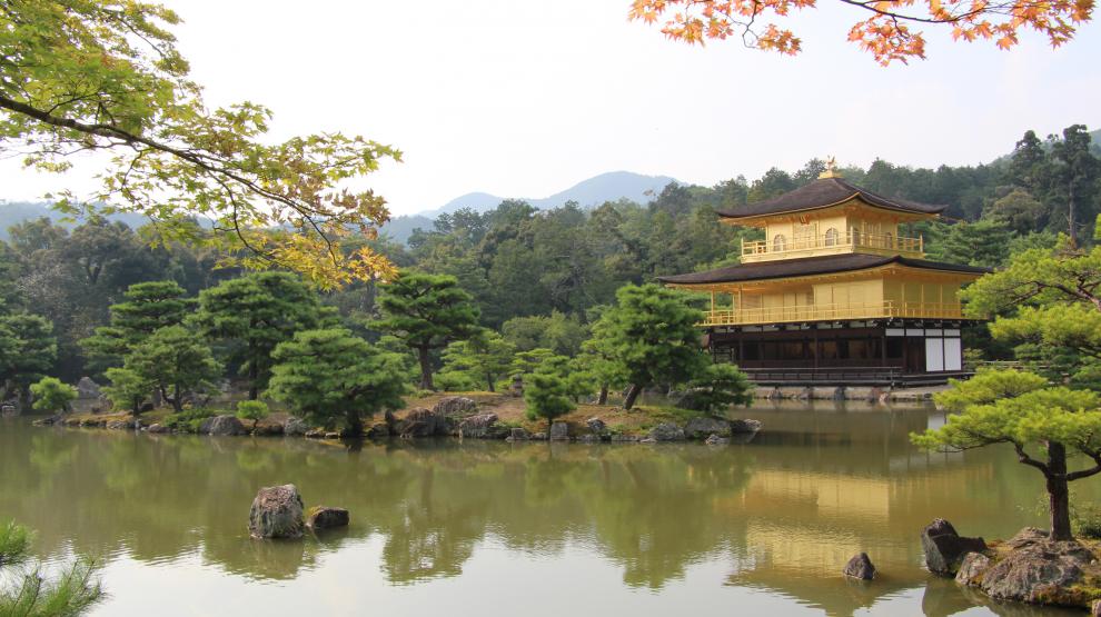 Photo d'un temple + lac