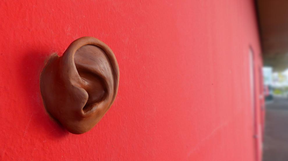 Oreille collée sur le mur de la MdA