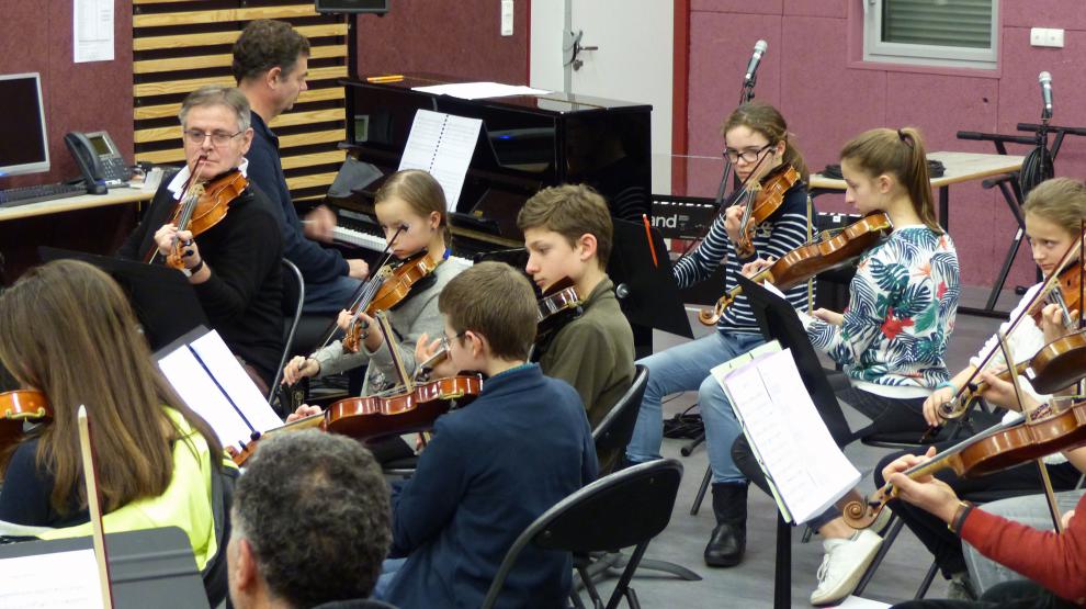 L'orchestre à cordes répète avec Gerardo Le Cam