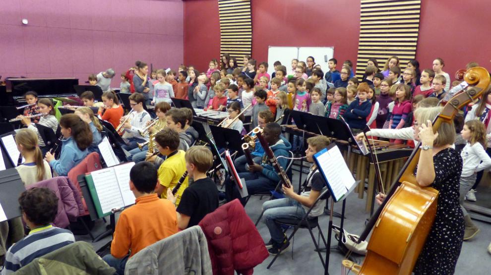 Les choeurs et l'orchestre en répétition
