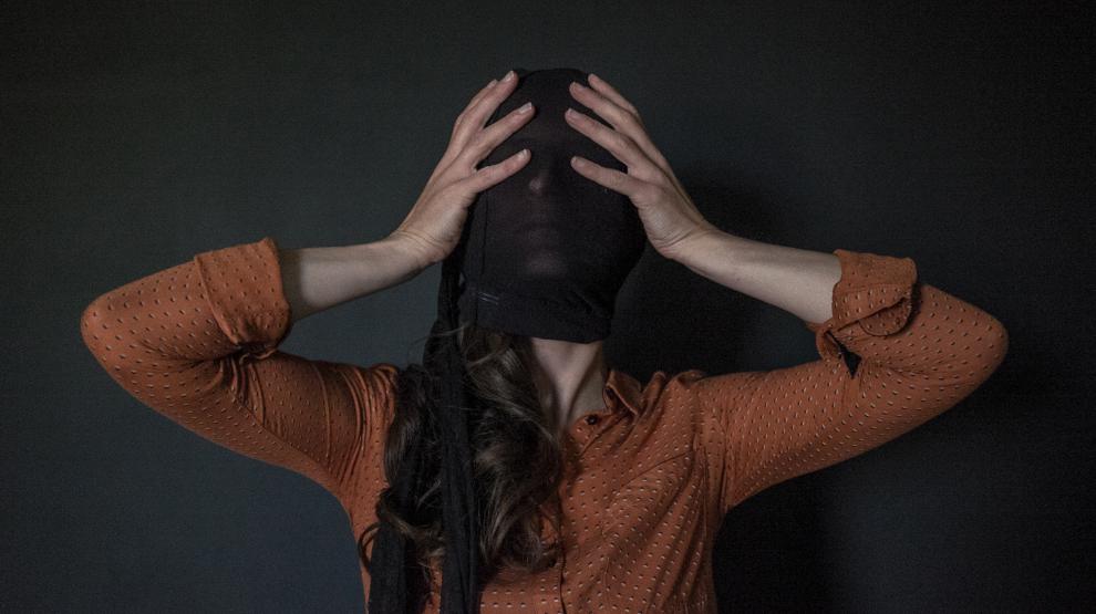 Femme avec un masque