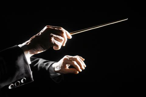 Photo de mains et baguette d'un chef d'orchestre